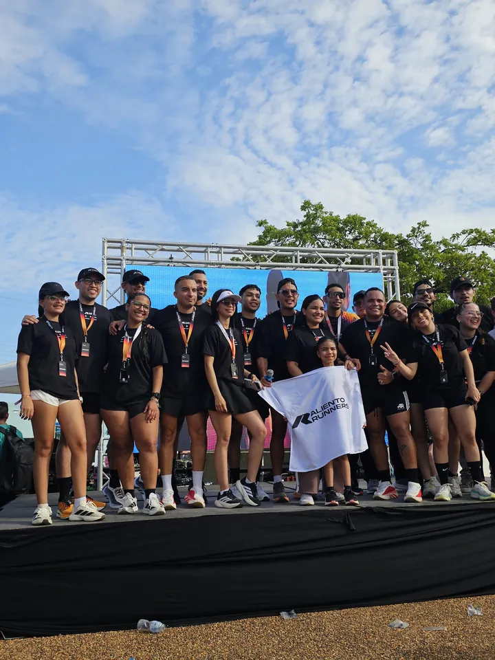 El equipo celebrando una carrera